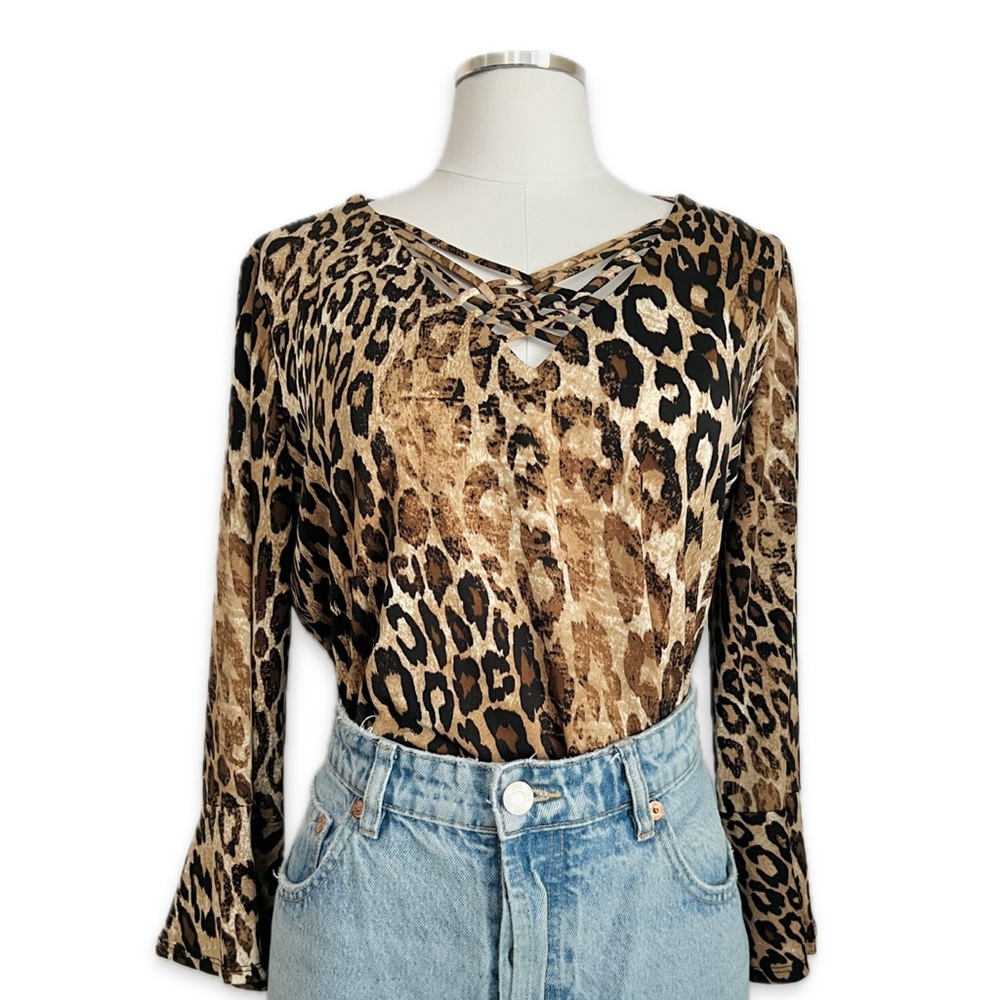 asymmetrical leopard animal print 3/4 flared bell sleeves v-neck top | sz l